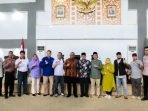 Rapat Hari Buruh Internasional Asisten I Pemprov Bengkulu, Khairil Anwar foto bersama usai membuka rapat koordinasi persiapan acara Peringatan Hari Buruh Internasional di Bengkulu tahun 2024.(Foto/Pemprov Bengkulu)
