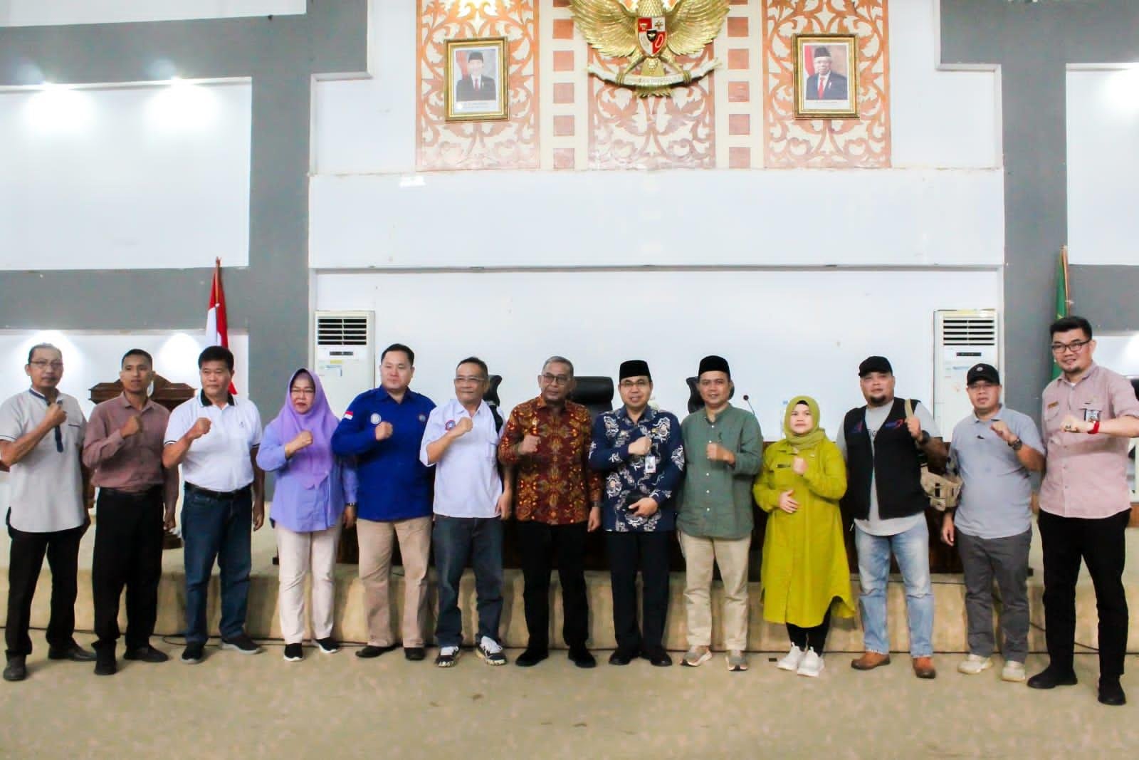 Rapat Hari Buruh Internasional Asisten I Pemprov Bengkulu, Khairil Anwar foto bersama usai membuka rapat koordinasi persiapan acara Peringatan Hari Buruh Internasional di Bengkulu tahun 2024.(Foto/Pemprov Bengkulu)
