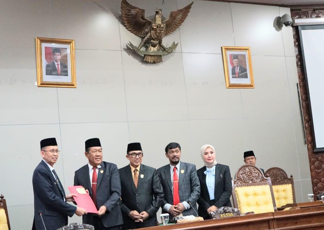 Ketua DPRD Provinsi Bengkulu, Iksan Fajri menyerahkan rekomendasi atas LKPJ Gubernur Bengkulu tahun 2023 kepada Isnan Fajri agar dilakukan penyempurnaan kedepan.(Foto/Pemrov Bengkulu)