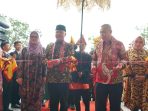 Gubernur Bengkulu, Rohidin Mersyah didampingi isterinya Derta Rohidin meresmikan bangunan Vihara Rukun Maitreya berlokasi di Jalan Hibrida, Kota Bengkulu.(Foto/Pemprov Bengkulu)