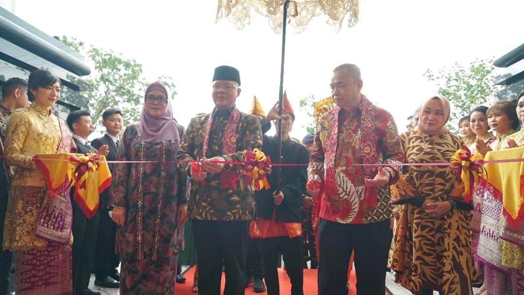 Gubernur Bengkulu, Rohidin Mersyah didampingi isterinya Derta Rohidin meresmikan bangunan Vihara Rukun Maitreya berlokasi di Jalan Hibrida, Kota Bengkulu.(Foto/Pemprov Bengkulu)