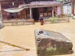 Salah satu rumah warga di Kecamatan Topos, Kabupaten Lebong, Provinsi Bengkulu, terendam banjir akibat Sungai Ketahun meluap menyusul hujan lebat melanda daerah ini Senin malam.(Foto/PBM)