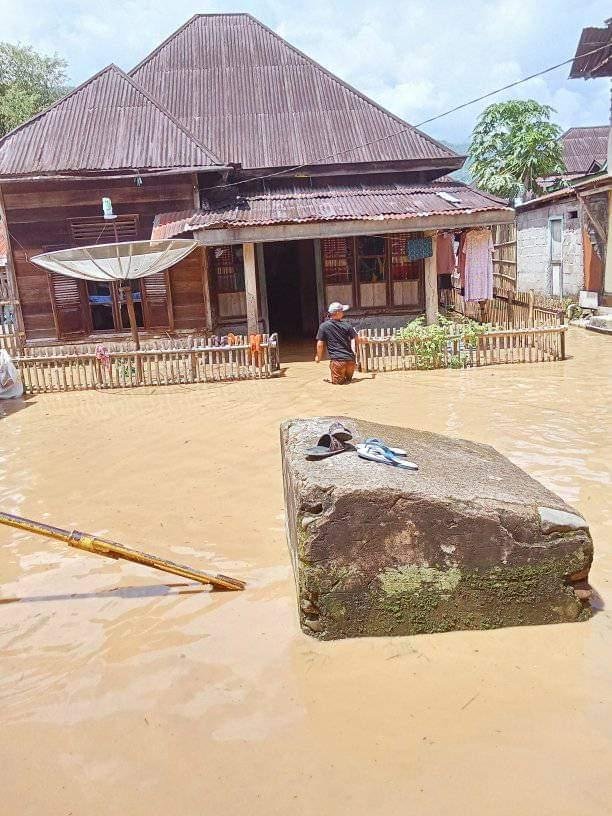 Salah satu rumah warga di Kecamatan Topos, Kabupaten Lebong, Provinsi Bengkulu, terendam banjir akibat Sungai Ketahun meluap menyusul hujan lebat melanda daerah ini Senin malam.(Foto/PBM)