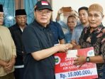Gubernur Bengkulu, Rohidin Mersyah serahkan uang santunan kepada keluarga korban terseret arus Sungai Kedurang, Bengkulu Selatan masing-masing sebesar Rp 15 juta.(Foto/Pemprov Bengkulu)
