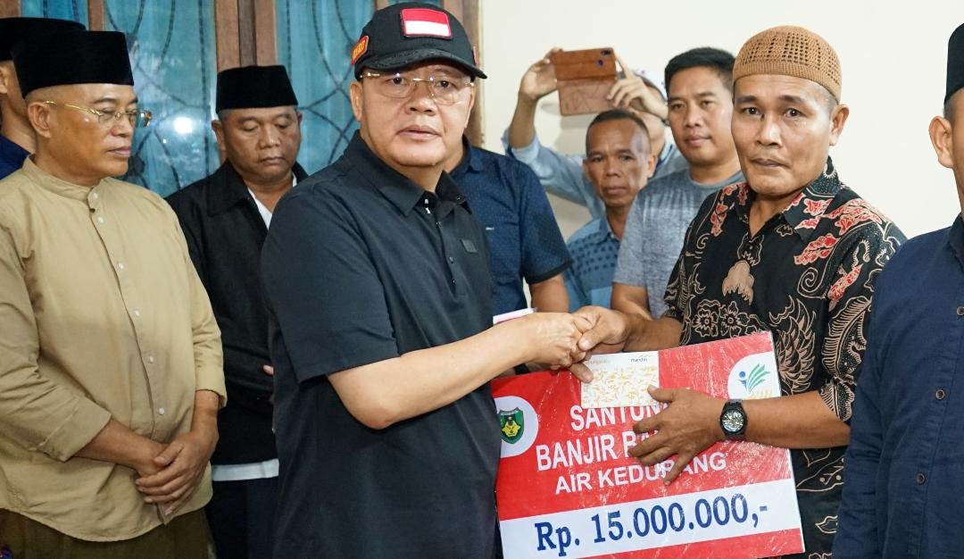 Serahkan Santunan Korban Terserat Arus Sungai Gubernur Bengkulu, Rohidin Mersyah serahkan uang santunan kepada keluarga korban terseret arus Sungai Kedurang, Bengkulu Selatan masing-masing sebesar Rp 15 juta.(Foto/Pemprov Bengkulu)