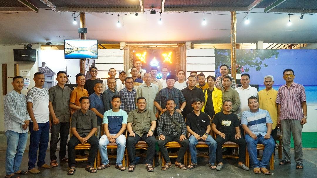 Gubernur Bengkulu, Rohidin Mersyah foto bersama dengan para sopir Kepala OPD Lingkup Pemprov Bengkulu usai menggelar acara halal bihal Idulfitri 1445 Hijriyah.(Foto/Pemprov Bengkulu)