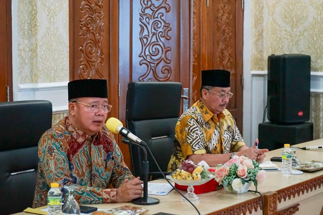 Gubernur Bengkulu, Rohidin Mersyah didampingi Asisten II Pemprov Bengkulu, Raden Muhammad Deny memimpin rapat bersama Dispar Bengkulu membahas rencana penertiban bangunan di Pantai Panjang. Kota Bengkulu (Foto/Pemprov Bengkulu)