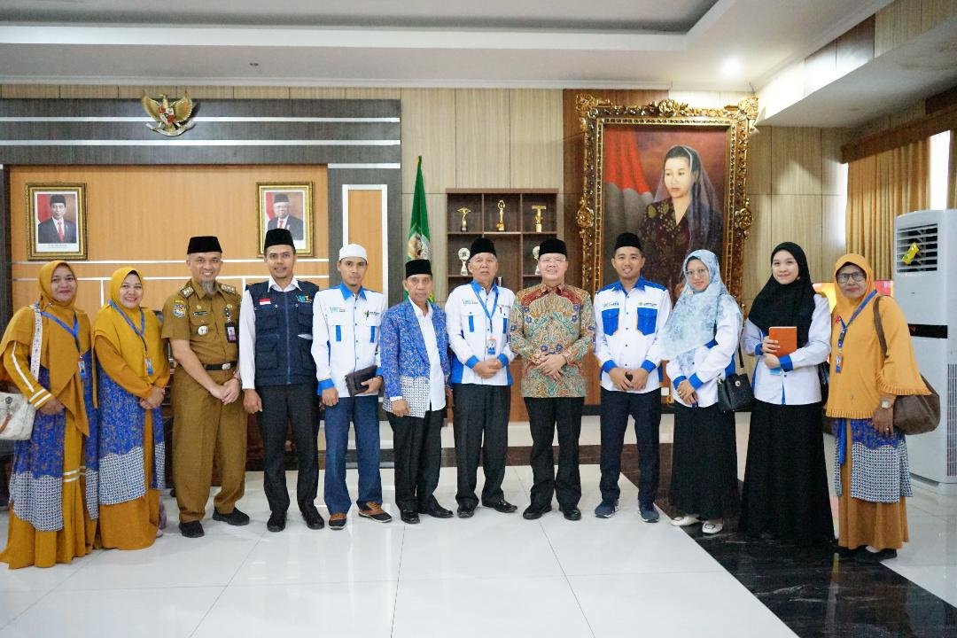 Tim TPH Bengkulu Tim TPHD Bengkulu foto bersama dengan Gubernur Rohidin Mersyah usai diterima terkait persiapan keberangkatan CJH kloter pertama 15 Mei 2024 mendatang.(Foto/Pemprov Bengkulu)
