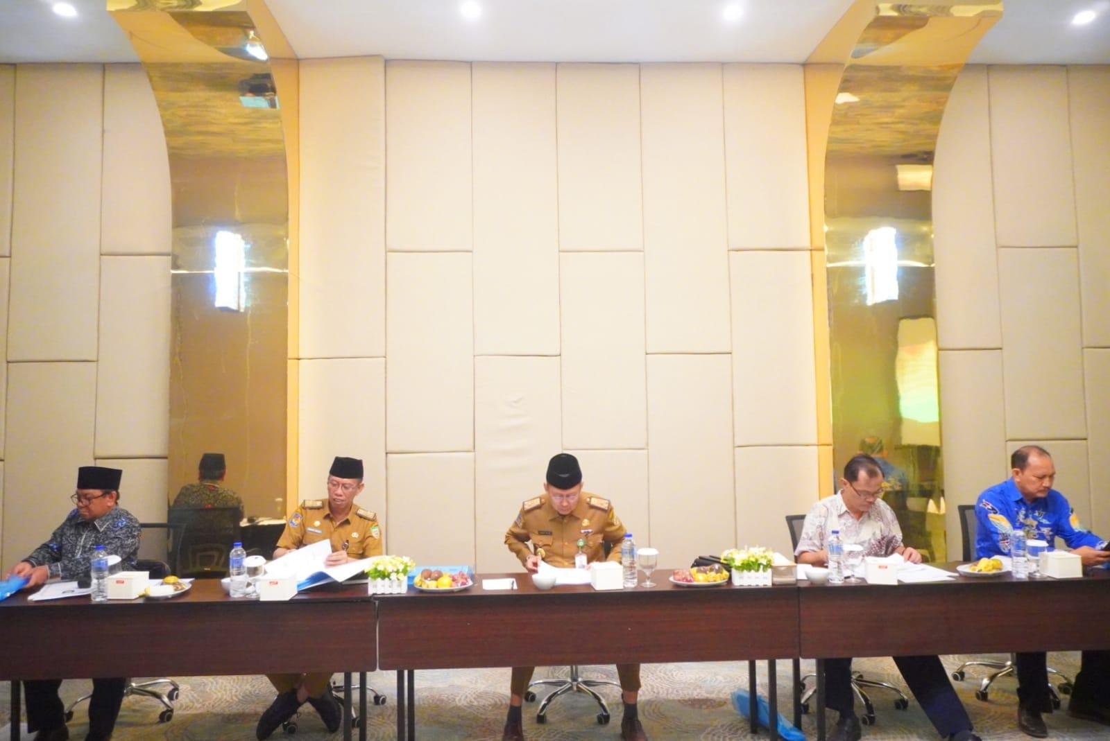 Timsel JPT Pratama Pemprov Bengkulu tengah melakukan pemeriksaan atas jabawan para peserta. Kini tahap seleksi memasuki babak final tiga besar.(Foto/Pemprov Bengkulu)