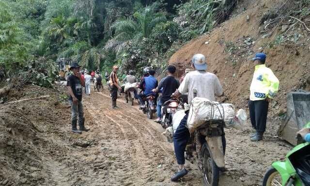 jalan longsor 1 Jalan rawan longsor saat hujan lebat, pemudik diminta waspada saat melintas di jalan tersebut.(Foto/Ist)