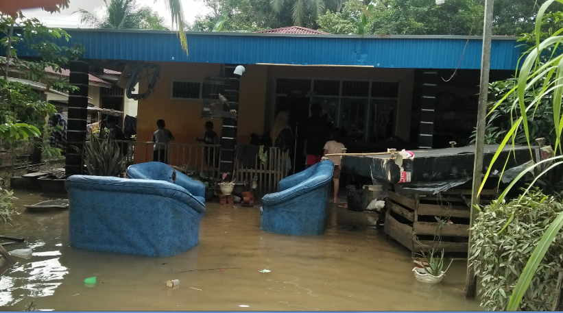 rumah Warga tergenang banjir Rumah warga di Kota Bengkulu tergenang banjir akibat hujan deras melanda daerah ini beberapa waktu lalu.(Foto HB/Usmin)