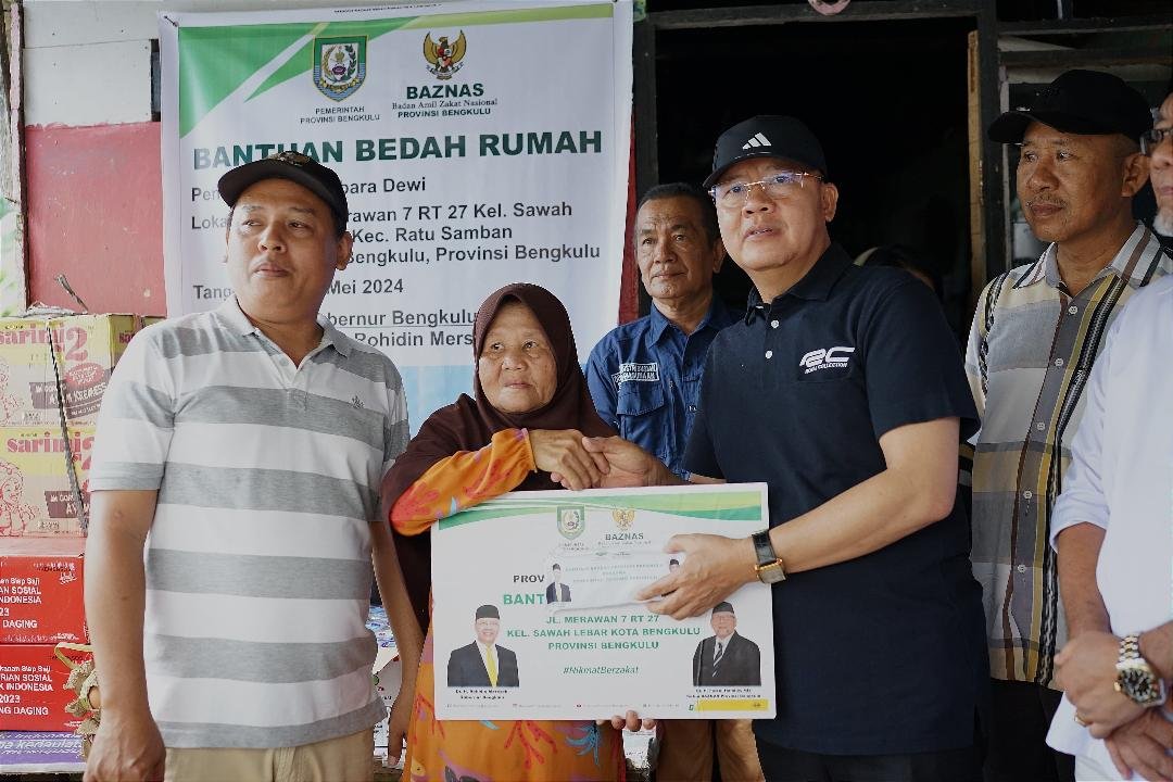 Bantuan Bedah Rumah Gubernur Bengkulu, Rohidin menyerahkan bantuan perbaikan rumah warga kurang mampu di Kota Bengkulu.(Foto/Pemprov Bengkulu)