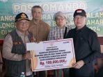 Gubernur Bengkulu, Rohidin atas nama warga Bengkulu menyerahkan bantuan untuk korban banjir Agam kepada Sekda Pemkab Agam, Edi Busti.(Foto/Pemprov Bengkulu)