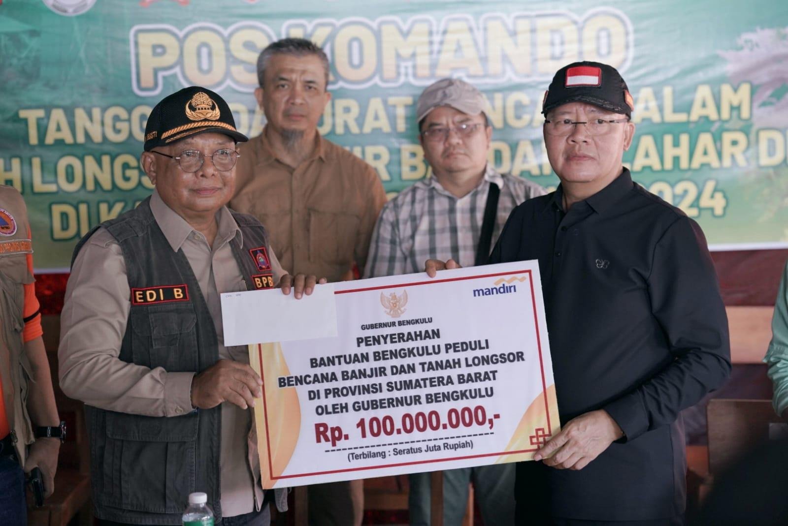 Gubernur Bengkulu, Rohidin atas nama warga Bengkulu menyerahkan bantuan untuk korban banjir Agam kepada Sekda Pemkab Agam, Edi Busti.(Foto/Pemprov Bengkulu)