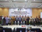 Buka Bimtek Keuangan Desa Gubernur Bengkulu, Rohidin Mersyah foto bersama usai membuka Bimtek tata kelolah keuanngan desa.(Foto/Pemprov Bengkulu)