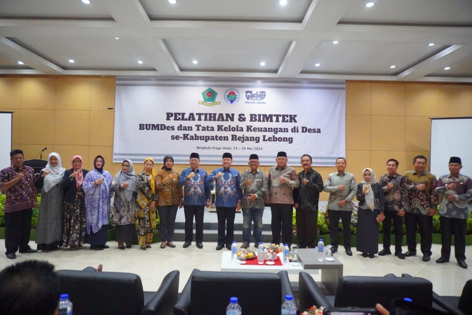 Buka Bimtek Keuangan Desa Gubernur Bengkulu, Rohidin Mersyah foto bersama usai membuka Bimtek tata kelolah keuanngan desa.(Foto/Pemprov Bengkulu)
