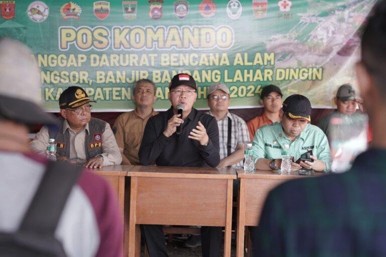 Datangi korban banjir agam Gubernur Bengkulu, Rohidin Mersyah didampingi Sekda Kabupaten Agam, Edi Busti saat mengunjungi lokasi banjir dan tempat pengusian korban banjir bandang di Agam.(Foto/Pemprov Bengkulu)