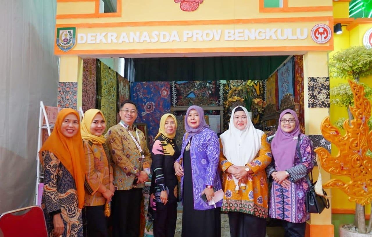 Asisten II Pemprov Bengkulu, Raden Ahmad Danny dan Kadis Kominfotik Bengkulu, Oslita foto bersama di depan stand Deksranasda Bengkulu di Expo HUT ke-44 Dekranas di Solo, Jateng.(Foto/Pemprov Bengkulu)