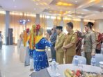 Asisten I Pemprov Bengkulu, Khairil Anwar foto bersama para dosen Unirsitas Muhammadiyah Bengkulu (UMB) disela-sela wisuda Mei 2024.(Foto/Pemprov Bengkulu)