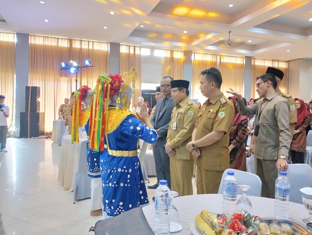 Asisten I Pemprov Bengkulu, Khairil Anwar foto bersama para dosen Unirsitas Muhammadiyah Bengkulu (UMB) disela-sela wisuda Mei 2024.(Foto/Pemprov Bengkulu)