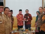 Gubernur Bengkulu, Rohidin Mersyah menerima kunjungan silaturahmi Plt Kepala Kanwil Dirjen Pajak Bengkulu dan Lampung, Cucu Supriatna di Balai Raya Bengkulu.(Foto/Pemprov Bengkulu)