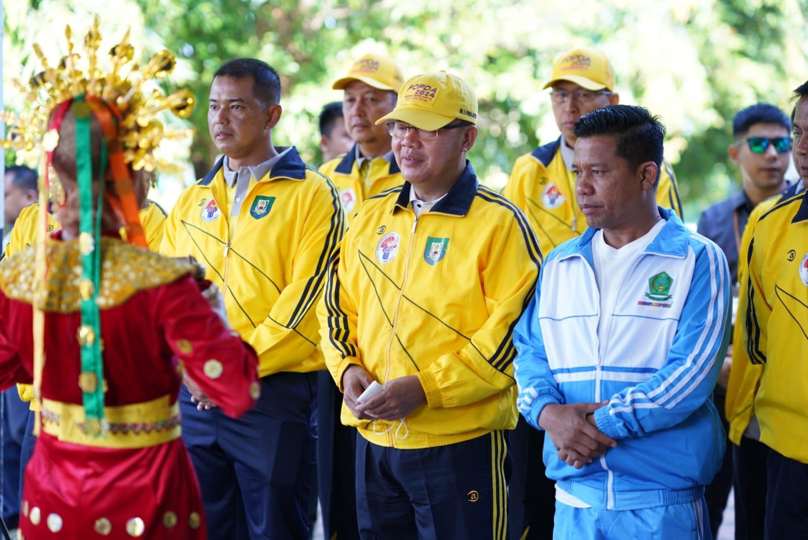 Disambut Tadi Adat Popda Gubernur Bengkulu, Rohidin Mersyah (kedua dari kiri) disambut tari adat pada acara pembukaan pekan olahraga pelajar daerah (Popda) tingkt Provinsi Bengkulu tahun 2024.(Foto/Pemprov Bengkulu)