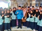 Gubenrur foto bersama guru dan santri pancasila Gubernur Bengkulu Rohidin Meryah foto bersam para guru dan santri Ponpes Pancasila saat menghadiri acara Haflah Akhir Sanah Tahun Pelajaran 2023/2024, bertempat di Ponpes Pancasila Bengkulu.(Foto/Pemprov Bengkulu)
