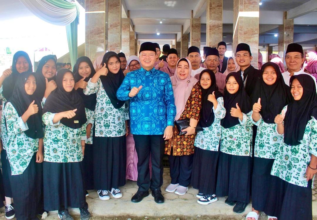 Gubernur Bengkulu Rohidin Meryah foto bersam para guru dan santri Ponpes Pancasila saat menghadiri acara Haflah Akhir Sanah Tahun Pelajaran 2023/2024, bertempat di Ponpes Pancasila Bengkulu.(Foto/Pemprov Bengkulu)