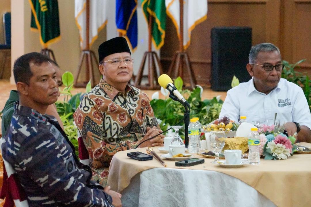 Gubernur Rohidin Dialog Hari Buruhi Gubernur Bengkulu Rohidin Mersyah saat menghadiri acara dialog dalam rangka memperingati Hari Buruh Internasional 1 Mei, bertempat di Balai Raya Semarak Bengkulu.(Foto/Pemprov Bengkulu)