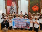 Gubernut Bengkulu Anak Bengkulu Gubernur Bengkulu Rohidin Mersyah foto bersama anak Bengkulu yang akan mengikuti Festival Tunas Bahasa Ibu (FTBI) tingkat nasional di Jakarta dalam tangka memperingati Hardiknas 2 Mei tahun 2024.(Foto/Pemprov Bengkulu)