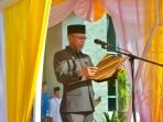 Asisten III Pemprov Bengkulu, Nandar Munadi menjadi inspektor upacara memperingati Hardiknas 2 Mei 2024 bertempat di halaman kantor Gubernur Bengkulu.(Foto/Pemprov Bengkulu)