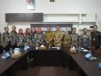 Kepala Dinas Kominfotik Bengkulu, Oslita Muslimin dan rombongan foto bersama saat melakukan studi tiru ke Dinas Kominfo Provinsi Sumsel guna meningkat akses internet desa di 9 kabupaten di Bengkulu.(Foto/Kominfotik Bengkulu)