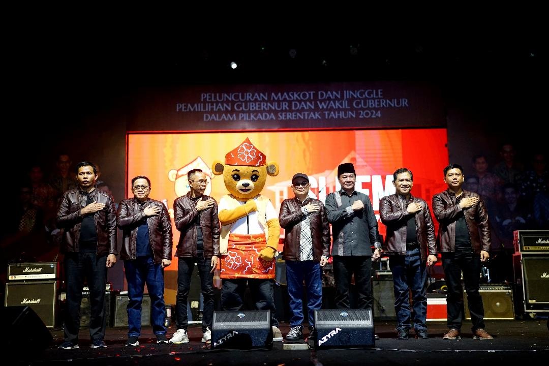 Wagub Bengkulu, Rosjonsyah dan anggota KPU Pusat, Parsadaan Harhap dan anggota KPU Provinsi Bengkulu foto bersama pada acara lauching maskot dan jengle Pilgub Bengkulu 2024.(Foto/Pemprov Bengkulu)