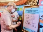 Pameren Merdeka Belajar Gubernur Bengkulu Rohidin Mersyah membubuhkan tandatangan saat membuka pameran kurikulum merdeka yang digelar UPTD Balai Penjamin Mutuh Bengkulu.(Foto/Pemprov Bengkulu)
