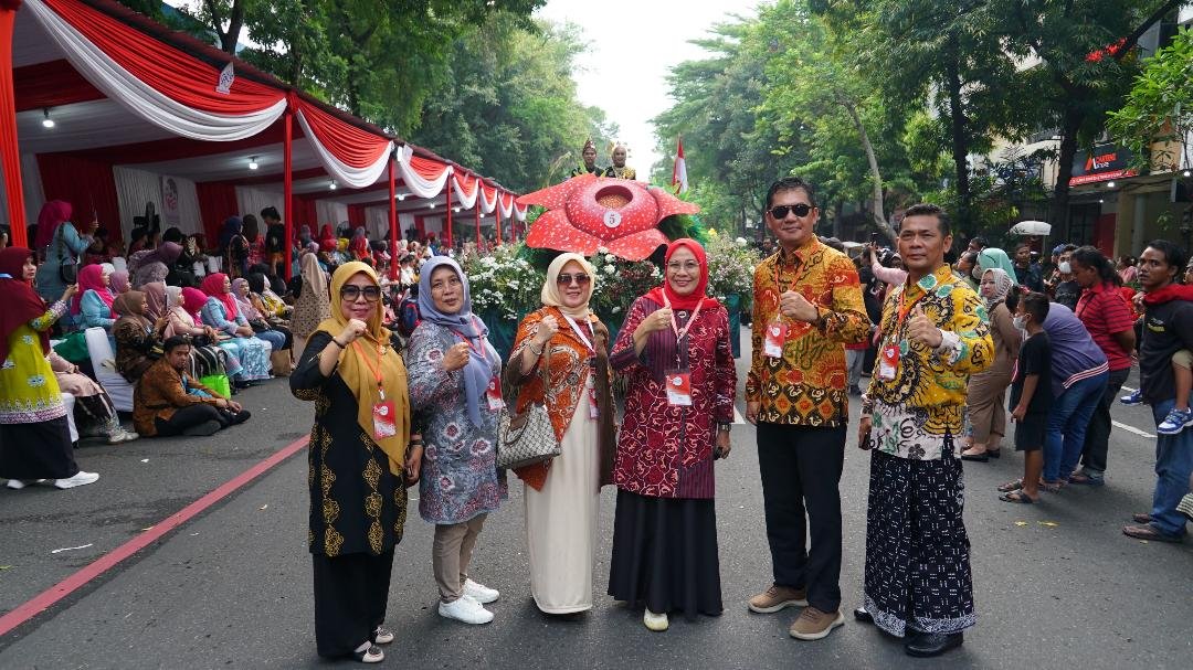 Kepala Dispar Bengkulu, Murlin Hanizar dan tim ikut pawai memeriahkan HUT Dekranas ke-44 tahun 2024, di Solo, Jawa Tengah.(Foto/Pemprov Bengkulu)