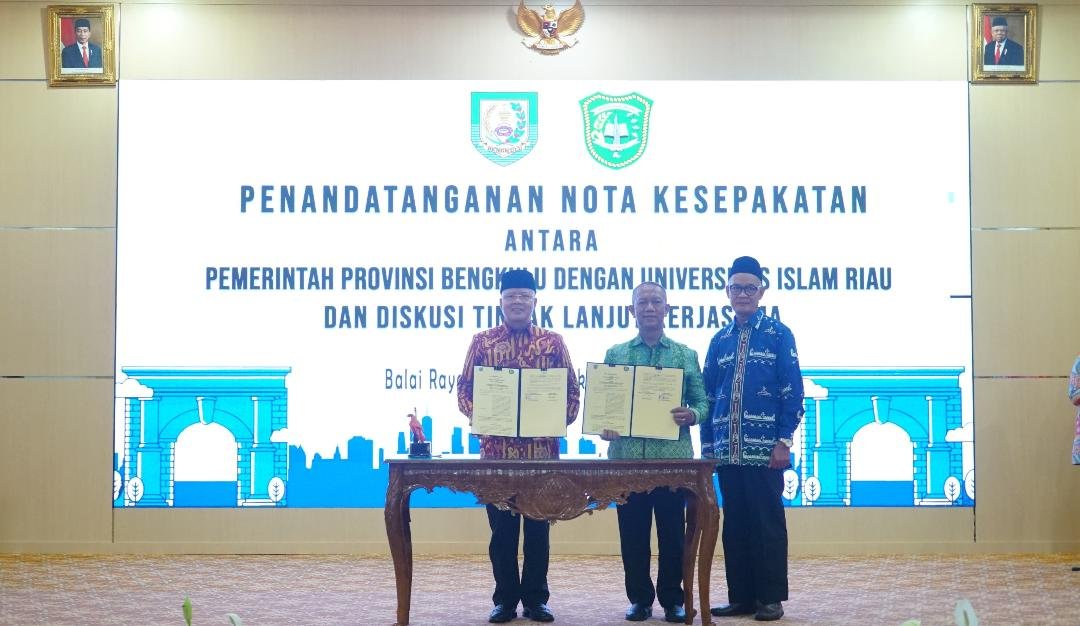 Pemprov Bengkulu menjalin kerja sama dengan Rektor Universitas Islam Riau (UIR) dalam hal pemanfaatan studi Ilmu Teknik Perminyakan. Penandatangan MoU dilaksanakan di Balai Raya Semarak Bengkulu.(Foto/Pemprov Bengkulu)