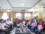 Pengusaha Pertashop Bengkulu Gubernur Rohidin Mersyah menerima audensi pengurus dan anggota Himpunan Pertashop Merah Putih Indonensia (HPMPI) Bengkulu, di ruang kerjanya.(Foto/Pemprov Bengkulu)