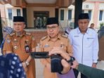 Asisten I Pemprov Bengkulu, Khairil Anwar didampingi Kepala Biro Pemkesra, Ferry Arnes dan Kawil Kemenag Bengkulu, Muhmmad Abdu memberikan keterangan pers terkait persiapan keberangkantan CJH Bengkulu.(Foto/Pemprov Bengkulu)