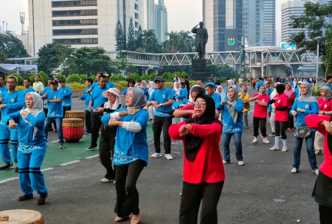 Ribuan warga mengikuti senam sehat di arena Car Free Day Jakarta dalam rangka mempromosikan Bengkulu di tingkat nasional.(Foto/Pempeoov Bengkulu)