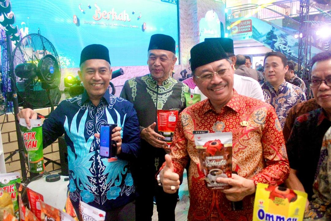 Raden Ahmad Dani Festival Ekonomi Syariah Bengkulu Asisten II Pemprov Bengkulu, Raden Ahmad Danni dan Kepala Perwakilan Bangk Indonesia Bengkulu, Darjana (kiri) saat meninjau stand di Road To Festival Ekonomi Syariah.(Foto/Pemprov Bengkulu)