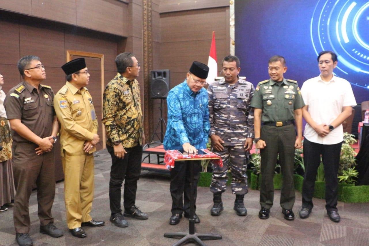 Gubernur Bengkulu, Rohidin Mersyah menekan tombol saat membuka Rakor Agraria tahun 2024.(Foto/Pemprov Bengkulu)