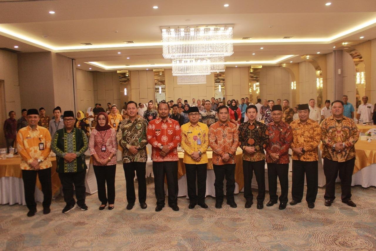 Asisten I Pemprov Bengkulu, Khairil Anwar foto bersama wakil bupati, annggota KPU, wakil parpol usai membuka rakor tentang pemahaman gubernur sebagai wakil pemerintah pusat di daerah.(Foto/Pemprov Bengkulu)