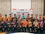 Rapat koordinasi KPK di Bengkulu Gubernur Bengkulu, Rohidin Mersyah foto bersama bupati dan wali kota, sekda dan kepala inspektorat se-Provinsi Bengkulu usai pembukaan rakor sinergi dan penguatan pemberantasan korupsi.(Foto/Pemprov Bengkulu)