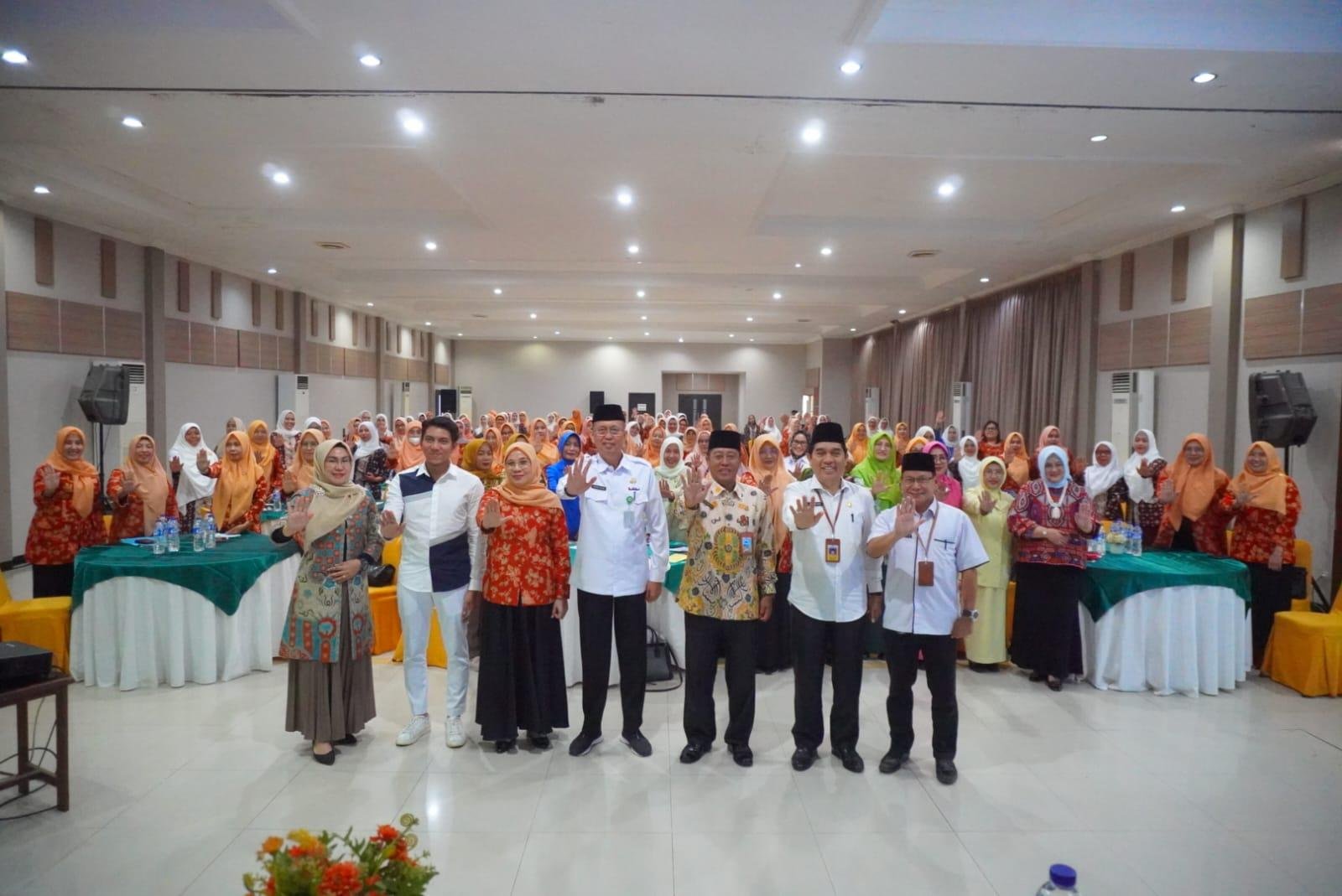 Sekdaprov Bengkulu, Isnan Fajri foto bersama usai membuka sosialisasi Peningkatan Kapasitas dan Kualitas Pendidikan Perempuan dalam Membentuk Karakter Keluarga, di Bengkulu, Rabu (8/5/2924) lalu.(Foto/Pemprov Bengkulu)