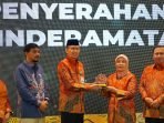 Serahkan Cindra mata Sekda Provinsi Bengkulu, Isnan Fajri menyerahkan cindra mata kepada Direktur Jenderal IKMA Kemenperin, Reni Yanita usai membuka rakor nasional penyusunan program IKM tahun 2025.(Pemprov Bengkulu)