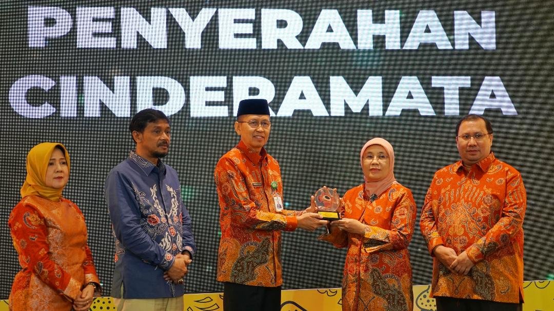 Serahkan Cindra mata Sekda Provinsi Bengkulu, Isnan Fajri menyerahkan cindra mata kepada Direktur Jenderal IKMA Kemenperin, Reni Yanita usai membuka rakor nasional penyusunan program IKM tahun 2025.(Pemprov Bengkulu)