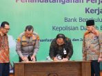 Gubernur Bengkulu, Rohidin Mersyah(kedua dari kanan) menyaksikan pendantangan naskah kerja sama dibidang keuangan antara Kapolda Bengkulu, Irjen Pol Armed Wijaya dan Dirut Bank Bengkulu, Beni Harjono.(Foto/Pemprov Bengkulu)
