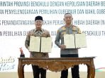 Gubernur Bengkulu, Rohidin Mersyah dan Kapolda Bengkulu, Irjen Pol Armed Wijaya menandatangani naskah perjanjian hibah daerah (NPHD) untuk pengamanan pilgub 2024 mendatang.(Foto/Pemprov Bengkulu)