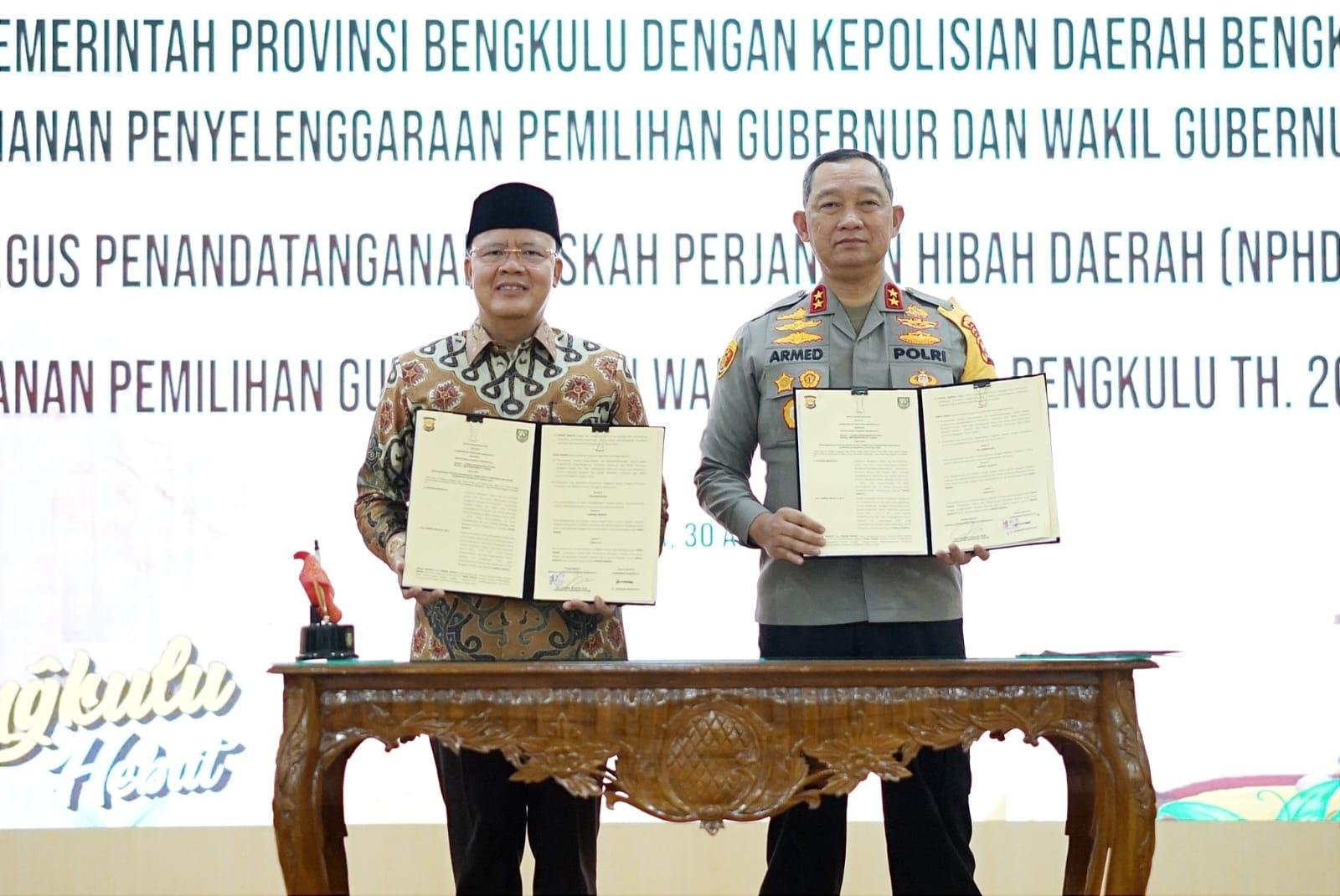 Gubernur Bengkulu, Rohidin Mersyah dan Kapolda Bengkulu, Irjen Pol Armed Wijaya menandatangani naskah perjanjian hibah daerah (NPHD) untuk pengamanan pilgub 2024 mendatang.(Foto/Pemprov Bengkulu)
