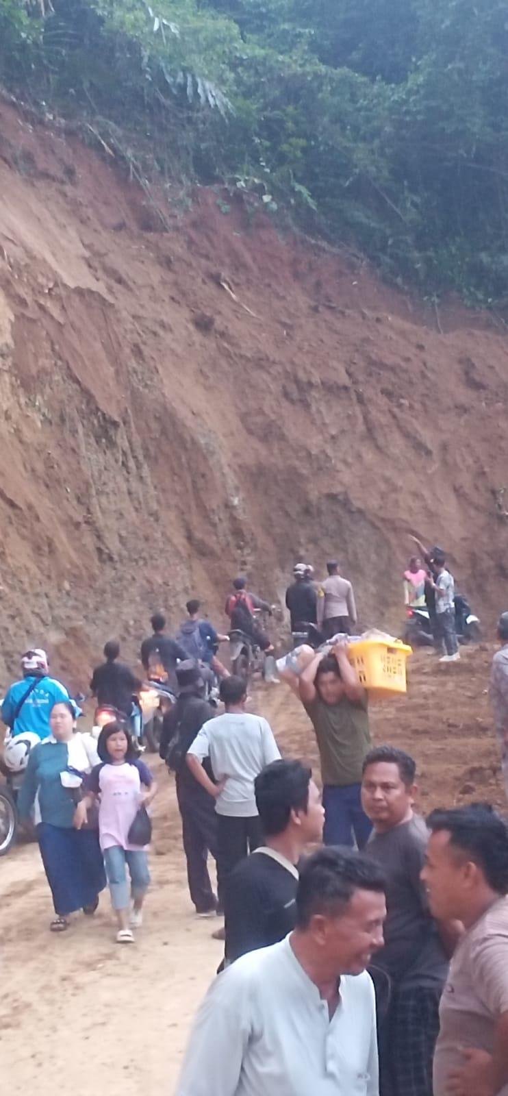 Arus transportasi Curup-Muara Aman, Bengkulu kembali normal setelah BPBD Bengkulu berhasil menyingkirkan timbunan tanah di badan jalan di Desa Talang Ratu, Rimbo Pengadang, Lebong.(Foto/Pemprov Bengkulu)
